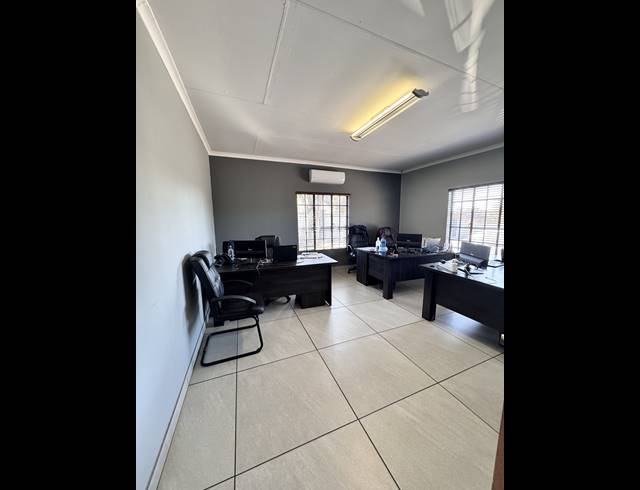 450M² BUSINESS FOR SALE IN DIE HEUWEL EXT 4